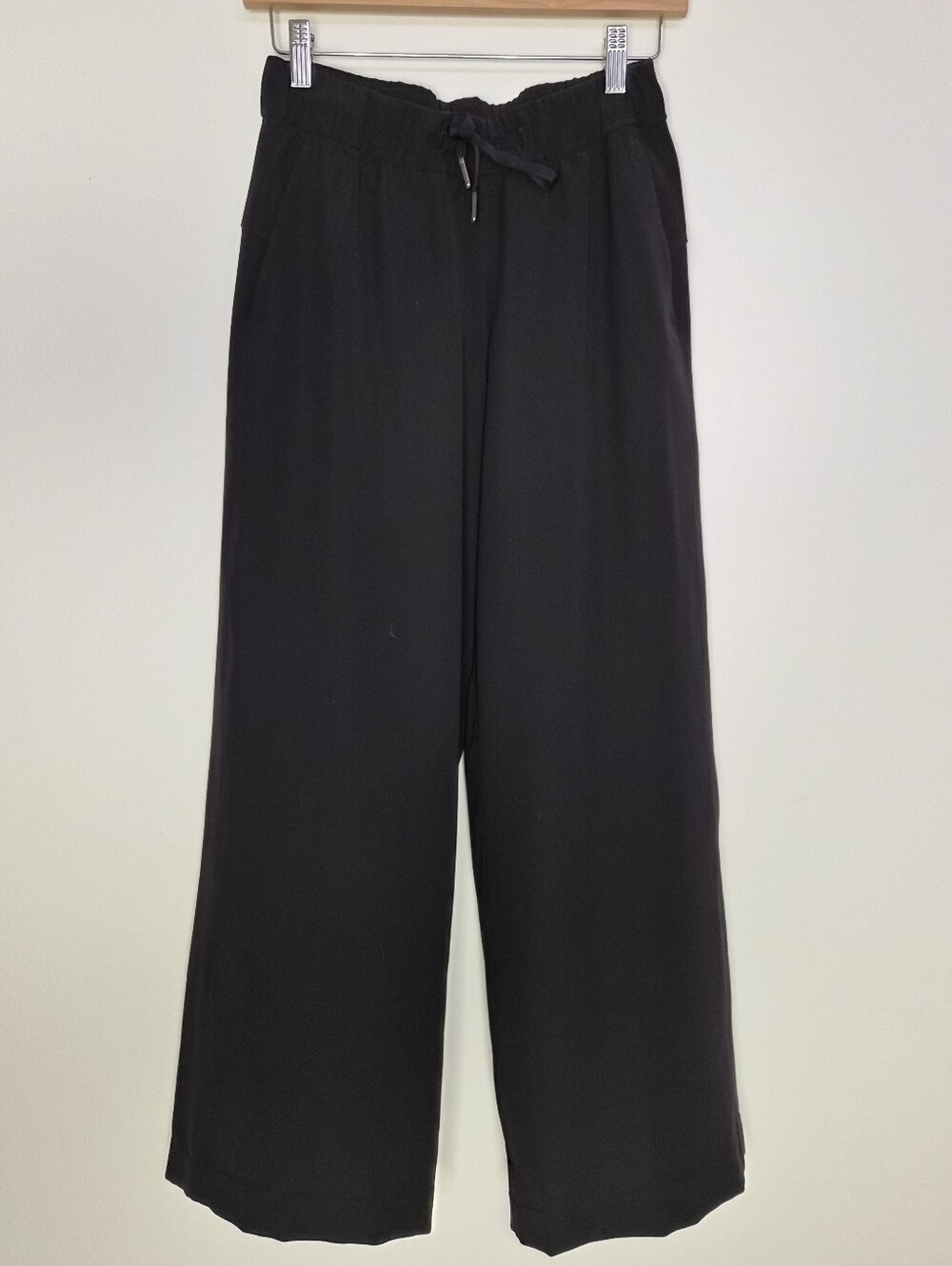 Lululemon Black Woven Wide Leg Pants Drawstring Elastic Waist Pockets Size 4